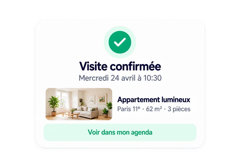 Salon lumineux avec canapé et plantes